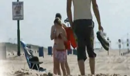 Sabrina ha appena riparato l'uomo e non può sedersi su una mamme yroie sedia.
