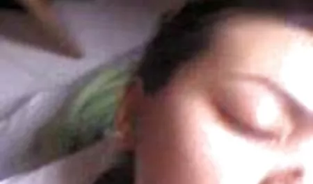 La ragazza dai capelli rossi ama il massaggio, lei è figlie porche gentile con i suoi amici.