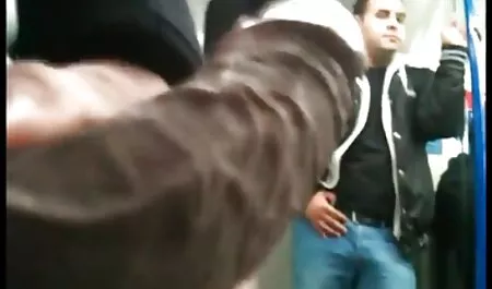 Ragazza con gli occhi mamme anziane porche stava cercando di succhiare una pompa