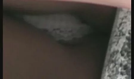Ragazza giovani mamme porche ricca con una piscina presso il resort