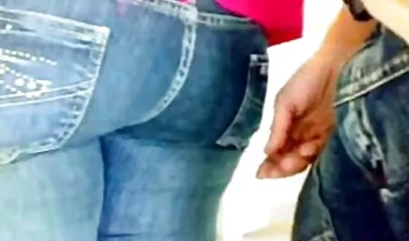 Una ragazza con belle tette si prega mamme porche porno gratis di un uomo