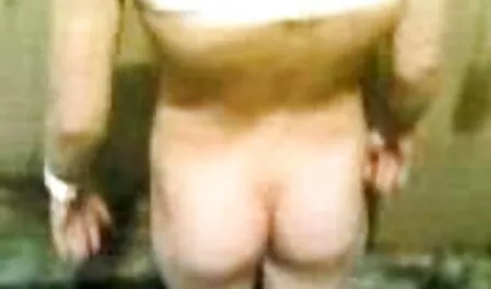 Un gruppo di uomini mamme maiale video che indossano da me non è mai soddisfatto