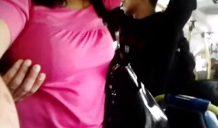 Amici di viaggio con un ragazzo che mamme focose è un membro di un cane con ragazze carine e persino nel culo
