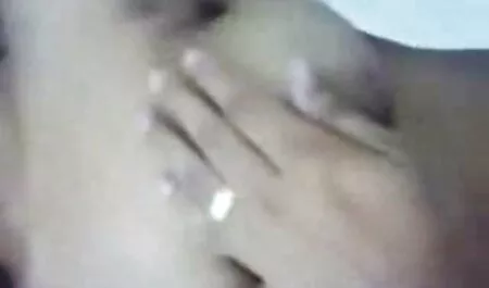 L'uomo ha avvolto la bionda per giocare in un mamme giapponesi troie film porno.