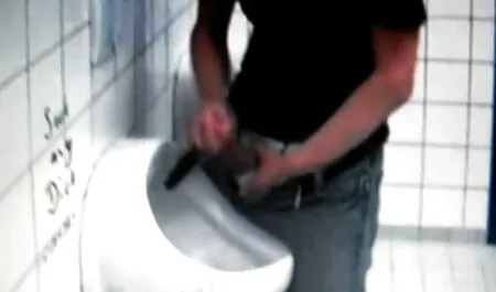 Un giovane uomo dai capelli porno madri troie neri ama correre veloce su un uomo