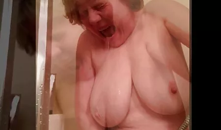 Ha chiesto al suo mamme troi ragazzo di farle visita