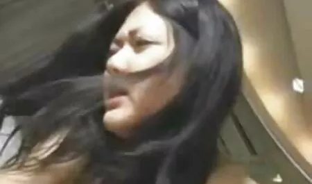 Asiatico teen mamme yroie come un sacco di preliminari prima guardando