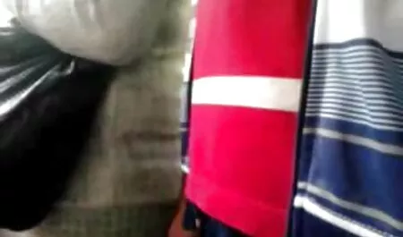 Il nonne troie con nipoti sesso è scivoloso nell'olio, una ragazza con un grosso culo e un uomo muscolare