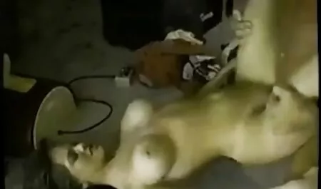 Un uomo invita una ragazza mamme porcelline a casa sua