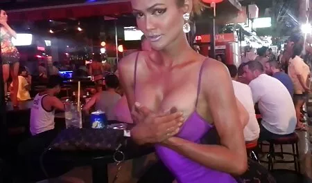 La ragazza capelli rossi mamme ttoie ha un grande, nero.