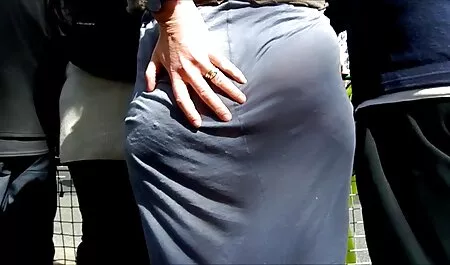 Fragile bionda prende in giro un ragazzo in mamme troie pelose piscina