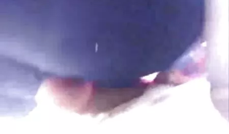 Le brune abbronzate nonne porche pelose fanno sesso romantico.