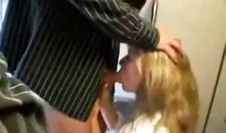 I giovani vogliono godersi una donna. mamme mature porche