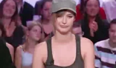 Dopo aver lavorato con le labbra, imposta la mamme e figlie troie voce più