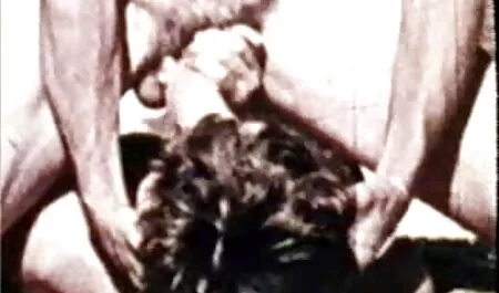 Un uomo che si prende cura delle due ragazze che riposano sulla sabbia porno mamme troie italiane della spiaggia