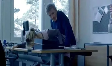 Massaggiatore piantato i bastoni sul cliente e farlo impazzire. nonne calde porno