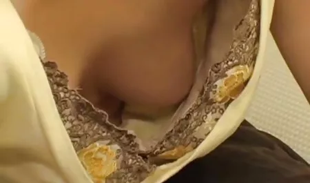 Krala aperto indietro delle gambe di fronte a un allenatore video gratis mamme porche di fitness.