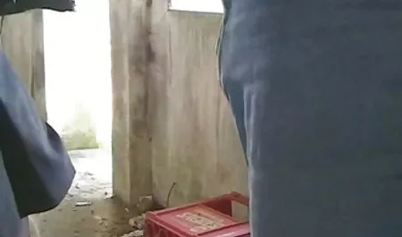 Un uomo ha catturato due ragazze e uno sperma nella fontana mamme baldracche delle sue piume.