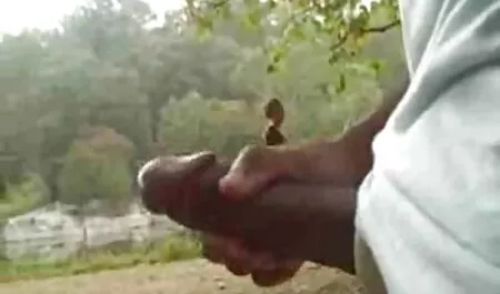 Una giovane bionda con una macchina fotografica in mano. mamme troie lesbiche