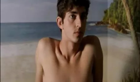 Ha sparato a un membro mamme zoccole a distanza ravvicinata, immergendosi in una vagina.