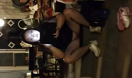 Tenendo il cancro e film porno mamme troie scuotendo il suo culo dolce