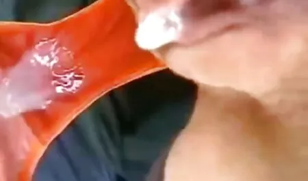 Giovane mamme troie pelose capra, gambe aperte con grandi arti di gomma.