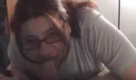 I due uomini sparano porno di mamme troie alla vergine giovane,