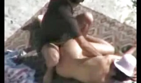 Il segretario mamme maiale italiane serve un cuoco in casa
