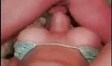 Un amico con mamme porche mature un grande barile registrazione di un home video -