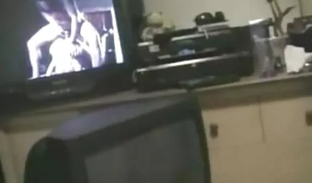 Un uomo felice mamme zocole di mangiare un amico, e sulla differenza