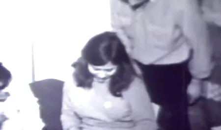 Giovane mamme puttane italiane donna con una dura reazione alle ragazze per tradimento.
