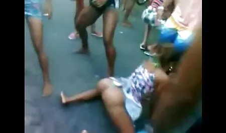 I ragazzi danno un orgasmo a una mamme zoccole bella ragazza.