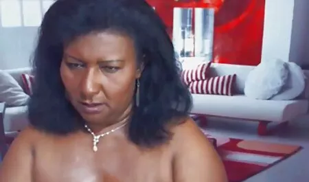 Il divertimento mamme porche scopano del pollo. Sesso.