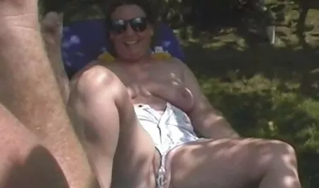 Il proprietario ha nonne tettone troie una ragazza e mangia la ragazza.