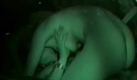 Attraente ragazza porno troie mamme excite uomo