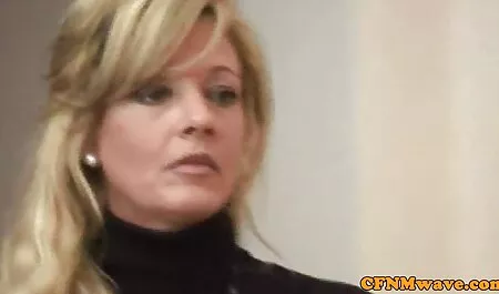 La banda del club prendere il cliente e spingerlo mamme giovani troie a impegnarsi in culo.
