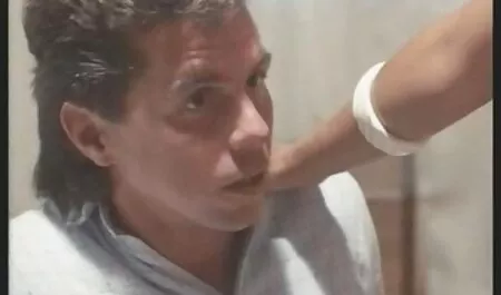 Il ragazzo ha incontrato una ragazza per strada e l'ha incoraggiata a colpire la palla madri e figlie porche in profondità nella macchina, ea casa c'era un'anatra violenta.