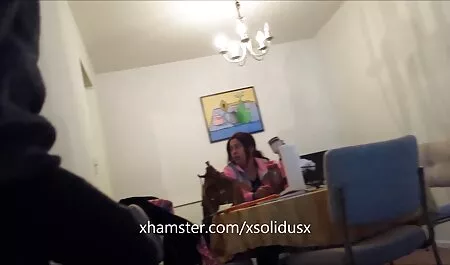 Un nero sputò una mucca bionda con un tubo mamme porche pelose di spessore sul divano.