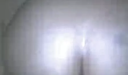I passeggeri si figlie porche rallegrano di fronte al tassista di fronte ai poliziotti.