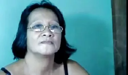 Una mamme troir grande donna incolla suo marito e va in bagno.