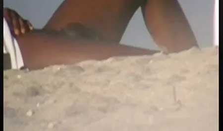 Pelle scura ragazza nera e amico figlio divertirsi fuori casa. mamme porcche