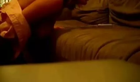 Muscoloso, un uomo in cucina con una nonne italiane porche spessa vite